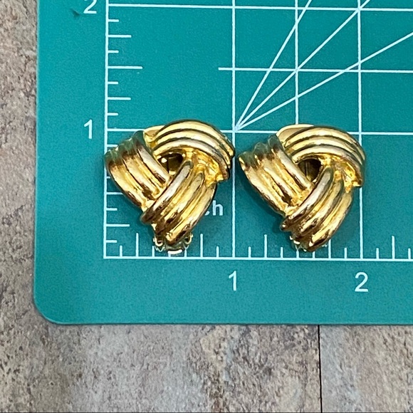 Vintage Unsigned Gold-tone Knot Clip On Earrings - Picture 6 of 13